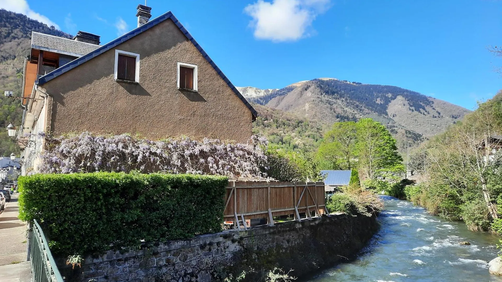 Bagnères-de-LuchonEn Bord De Riviereアパートメント アパート Bagnères-de-Luchon