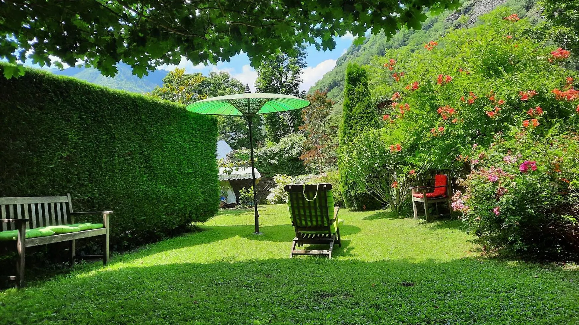 Bagnères-de-LuchonEn Bord De Riviereアパートメント 0*, Bagnères-de-Luchon