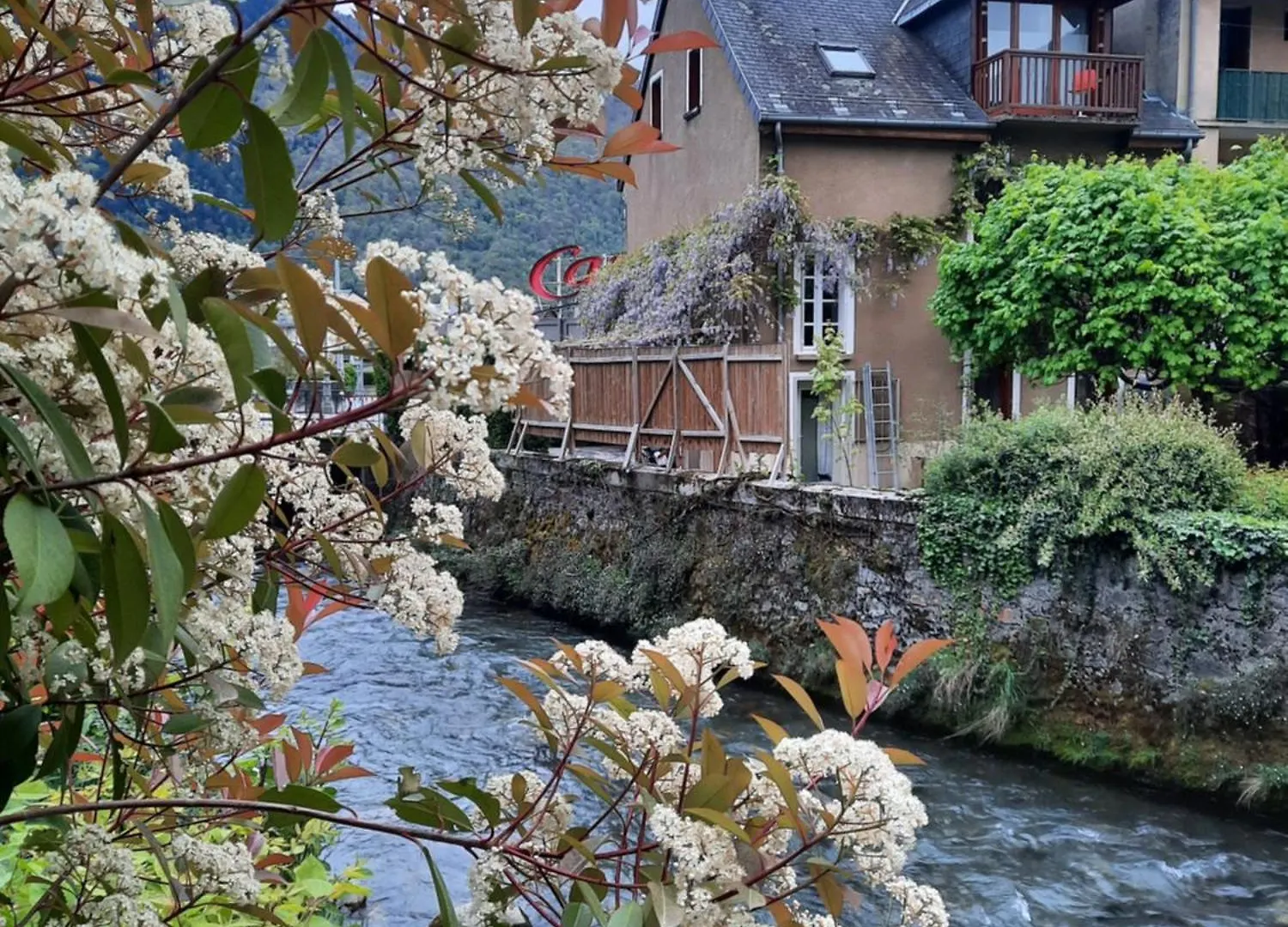 Bagnères-de-LuchonEn Bord De Riviereアパートメント アパート Bagnères-de-Luchon